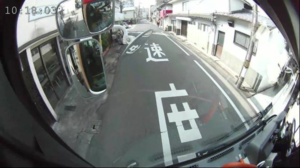 In-vehicle camera image transmitted in real time by the 60 GHz mmWave communication device